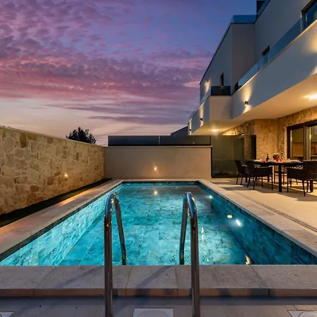 Seaview Sal With Pool, Jacuzzi And Sauna