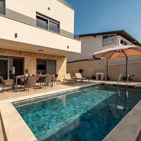 Seaview Sal With Pool, Jacuzzi And Sauna