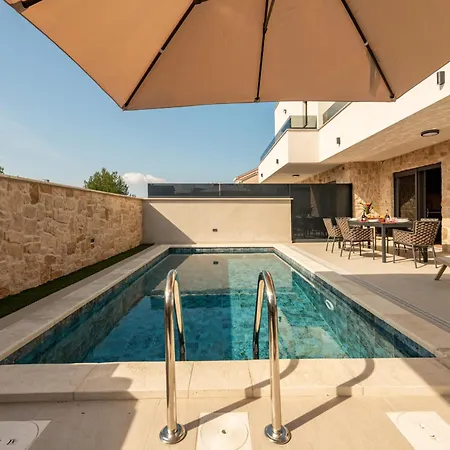 Seaview Sal With Pool, Jacuzzi And Sauna *